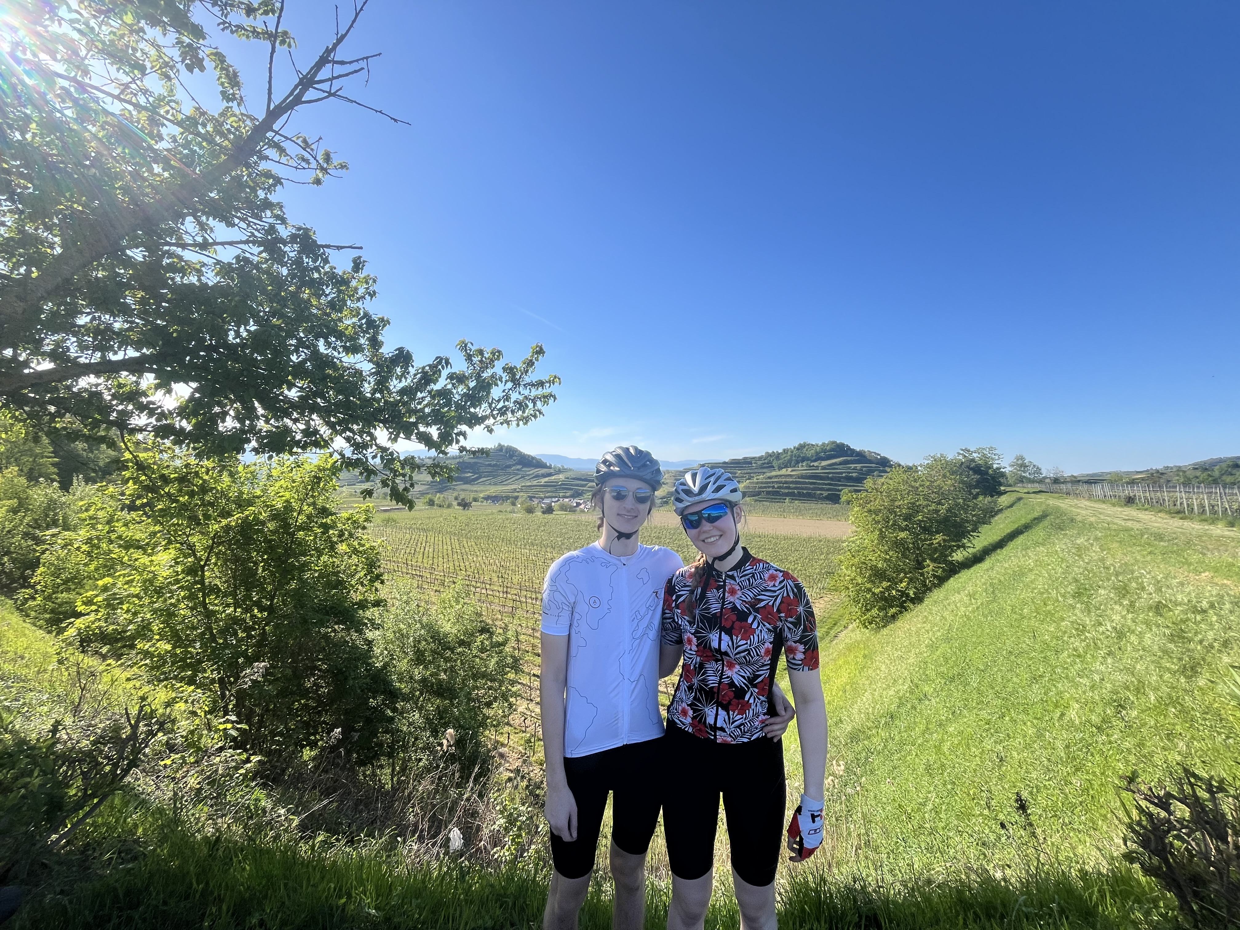 2 Personen vor den freiburger Weinbergen